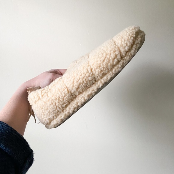 Sherpa Slipper size small - Picture 4 of 4